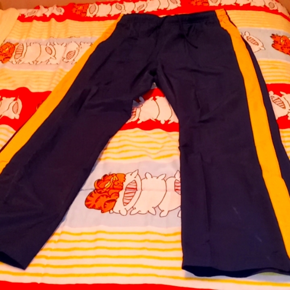 NWOT Lady's Nike WorkOut/Gym/Running Pants with Snap Closures at Bottom of Legs